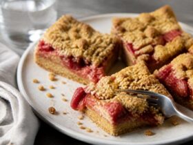 Strawberry Rhubarb Crumb Bars Recipe