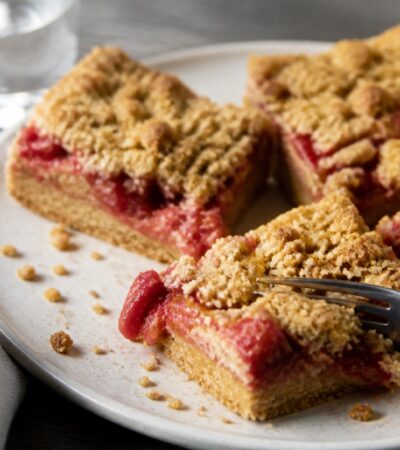 Strawberry Rhubarb Crumb Bars Recipe
