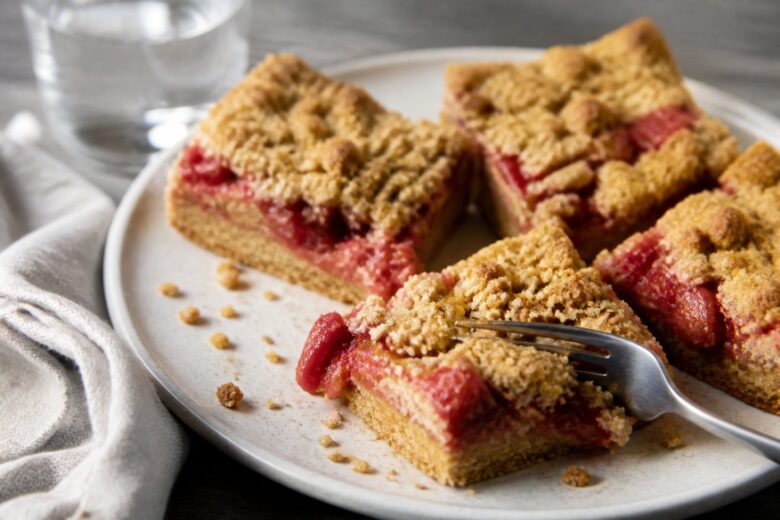 Strawberry Rhubarb Crumb Bars Recipe